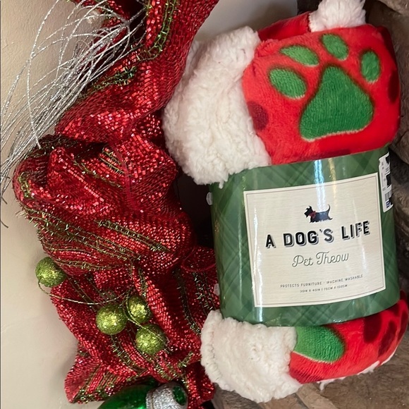 NWT Christmas red, green, paw print A Dog’s Life pet throw blanket. Size 30 X 40 - Picture 1 of 6